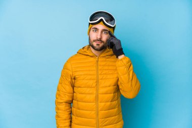 Genç kayakçı Kafkasyalı izole edilmiş, parmağıyla işaret eden, düşünen, bir göreve odaklanmış..