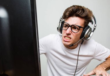 Bilgisayar oyunu oynayan beyaz bir genç adam.