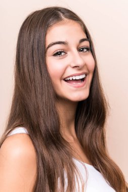 Bej arka planda beyaz bir kadın.