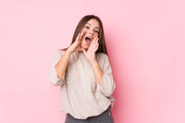 Kafkasyalı genç bir kadın yalnız poz veriyor ve bağırıyor..