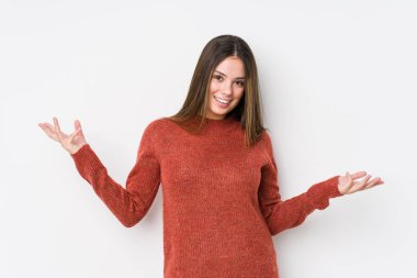 Yalnız poz veren beyaz bir kadın.