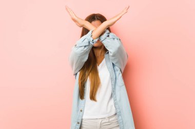 İki kolu çapraz tutan genç zayıf kadın, inkar kavramı..