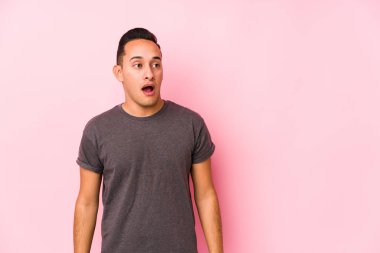 Pembe arka planda poz veren yog latin adam gördüğü bir şey yüzünden şok oldu..