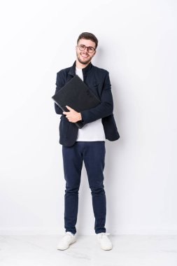 Kafkas 'lı genç adam kendini soyutlamış, kollarını kavuşturarak gülümsüyor..