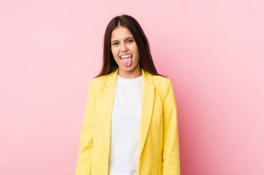 Genç iş kadını komik ve dost çakar dil dışarı yapışma.