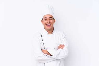 Genç latin şef adam yalnız gülüyor ve eğleniyor..