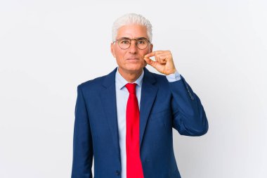 Orta yaşlı beyaz iş adamı, parmakları dudaklarında bir sır saklıyor..