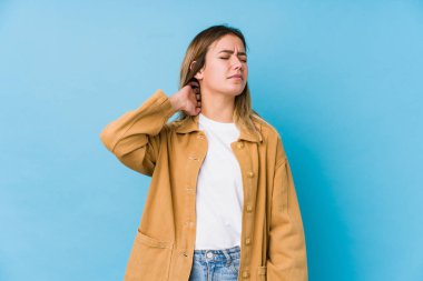 Oturaklı yaşam tarzından dolayı boynu ağrıyan beyaz bir kadın..