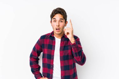 Pembe arka planda poz veren genç beyaz bir adam bir fikri ve ilham konsepti var..