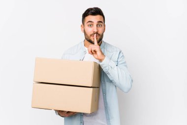 Genç, beyaz bir adam yeni bir eve taşınıyor. Sır saklıyor ya da sessizlik istiyor..