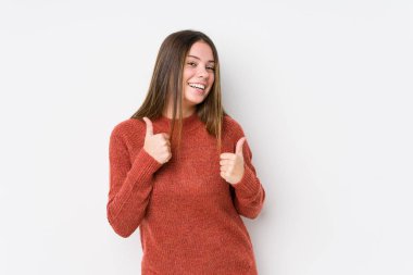 Yalnız poz veren beyaz bir kadın.