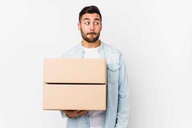 Kafkasyalı genç bir adam yeni evine taşınıyor kafası karışmış, kendinden emin değil..