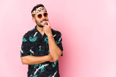 Genç hippi kendini izole etmiş. Bir şeyin fotokopi odasına baktığını düşünüyor..