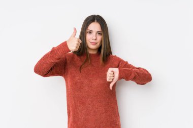 Yalnız poz veren beyaz bir kadın.