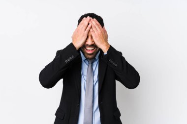 Beyaz bir geçmişi olan genç Latin bir iş kadını elleri ile gözlerini kapatıyor, geniş bir gülümsemeyle bir sürpriz bekliyor..