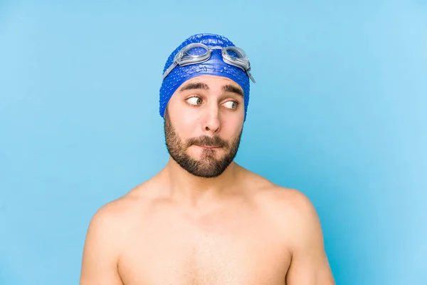 Joven Nadador Guapo Hombre Aislado Confundido Siente Dudoso Inseguro — Foto de Stock