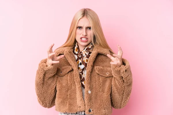 Jonge Blonde Vrouw Draagt Een Jas Tegen Een Roze Achtergrond — Stockfoto