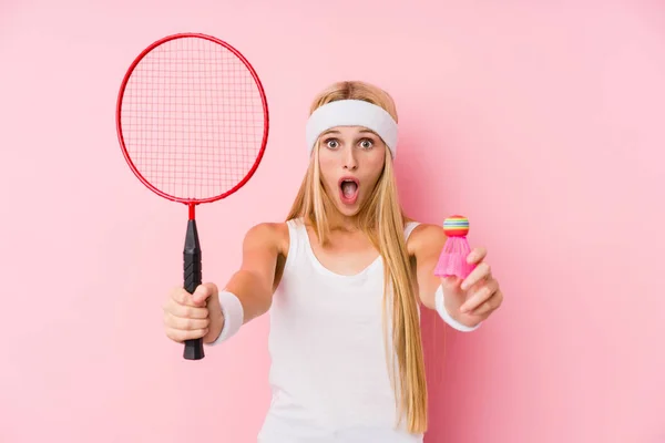 Jeune Femme Blonde Jouant Badminton Isolé — Photo