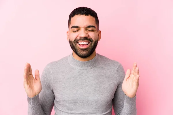 Pembe Arka Planı Olan Genç Bir Latin Adam Neşeli Bir — Stok fotoğraf