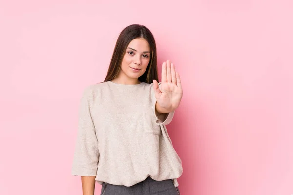 Jonge Blanke Vrouw Poseren Geïsoleerd Staan Met Uitgestrekte Hand Tonen — Stockfoto