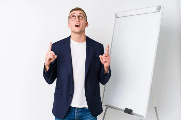 Young Coaching Man Showing White Board Pointing Upside Opened Mouth — Stock Photo, Image