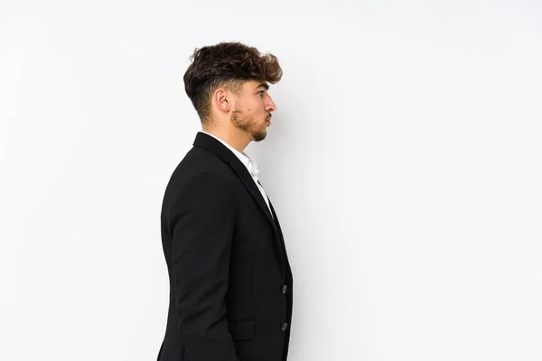 Jovem Homem Negócios Árabe Isolado Olhando Para Esquerda Pose Lateral — Fotografia de Stock