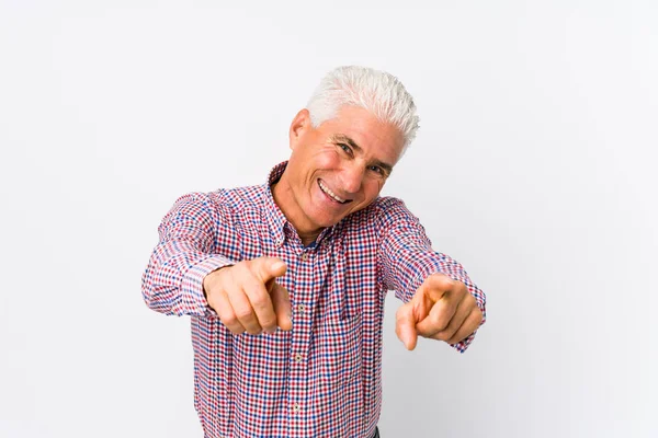 Homem Caucasiano Sênior Isolado Sorrisos Alegres Apontando Para Frente — Fotografia de Stock