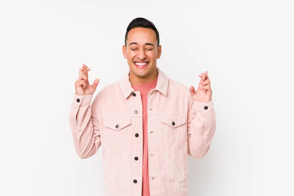 Junger Lateinischer Mann Posiert Isoliert Daumendrücken Für Das Glück — Stockfoto