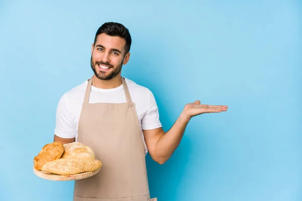 Junger Gutaussehender Bäcker Der Isoliert Einen Kopierraum Auf Einer Handfläche — Stockfoto