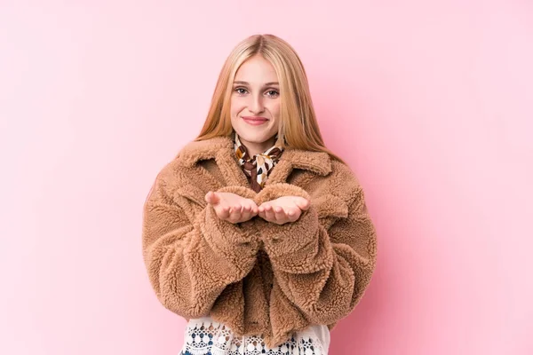 Ung Blond Kvinna Bär Rock Mot Rosa Bakgrund Hålla Något — Stockfoto