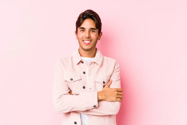 Joven Hombre Caucásico Posando Fondo Rosa Aislado Que Siente Seguro — Foto de Stock