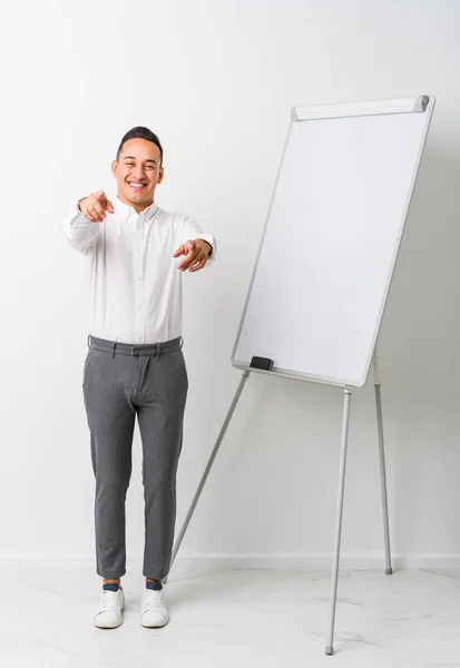 Young Latin Coaching Man Whiteboard Isolated Cheerful Smiles Pointing Front — Stock Photo, Image
