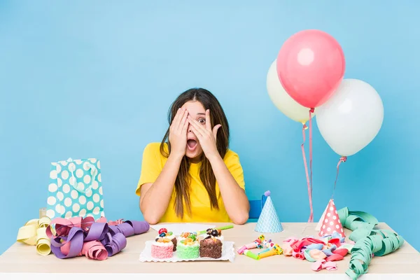 Jovem Mulher Caucasiana Organizando Piscar Olhos Aniversário Através Dedos Assustados — Fotografia de Stock