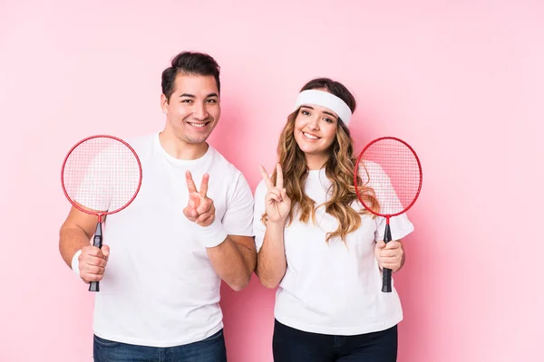 Casal Jovem Jogando Badminton Isolado Mostrando Número Dois Com Dedos — Fotografia de Stock