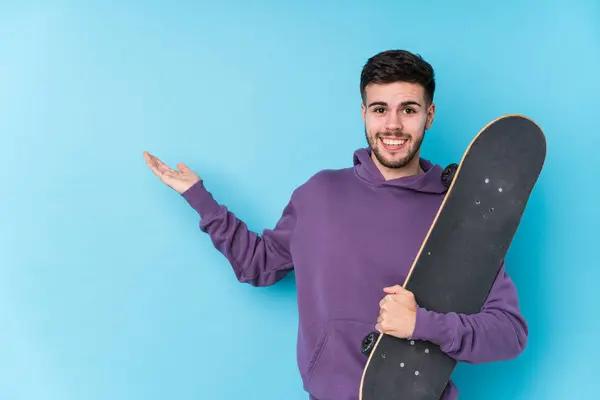 Jovem Homem Patinador Caucasiano Isolado Mostrando Espaço Cópia Uma Palma — Fotografia de Stock