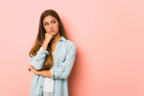 Mujer Delgada Joven Que Siente Triste Pensativo Mirando Espacio Copia —  Fotos de Stock