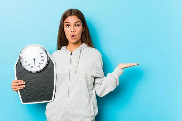 Young Fitness Woman Holding Scale Impressed Holding Copy Space Palm — ストック写真