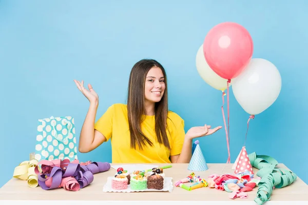 Young Caucasian Woman Organizing Birthday Doubting Shrugging Shoulders Questioning Gesture — 스톡 사진