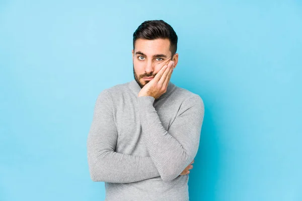 Junger Kaukasischer Mann Vor Blauem Hintergrund Isoliert Gelangweilt Erschöpft Und — Stockfoto