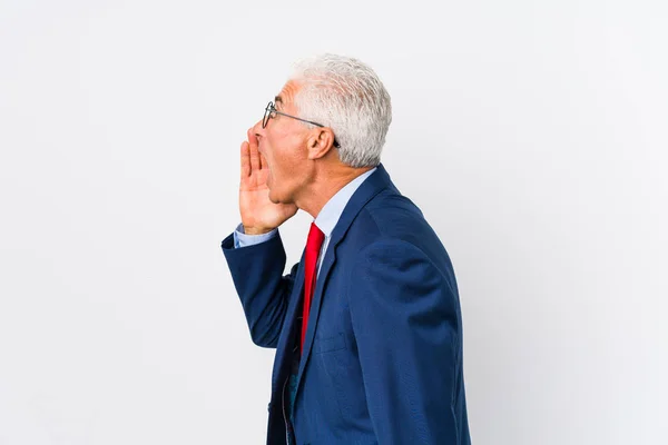 Uomo Affari Caucasico Mezza Età Isolato Gridando Tenendo Palma Vicino — Foto Stock