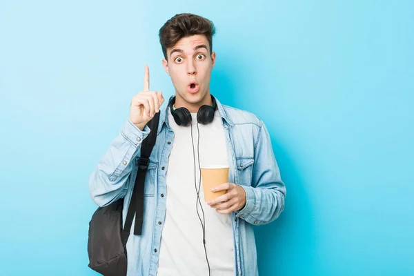 Junger Kaukasischer Student Der Einen Kaffee Zum Mitnehmen Hält Und — Stockfoto