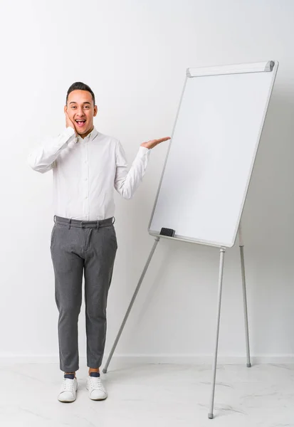 Young Latin Coaching Man Whiteboard Isolated Holds Copy Space Palm — Stock Photo, Image