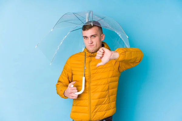 Egy Fiatal Kaukázusi Férfi Kezében Egy Esernyő Ami Egy Ellenszenves — Stock Fotó
