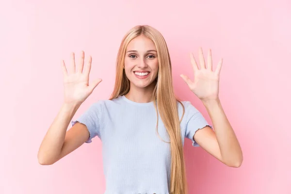Ung Blond Kvinna Rosa Bakgrund Visar Nummer Tio Med Händer — Stockfoto