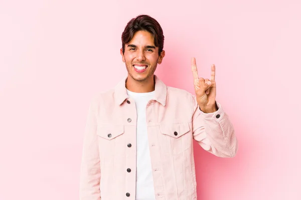 Giovane Uomo Caucasico Posa Uno Sfondo Rosa Isolato Mostrando Gesto — Foto Stock
