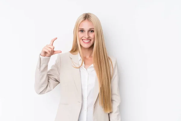 Jovem Mulher Loira Negócios Fundo Branco Segurando Algo Pouco Com — Fotografia de Stock