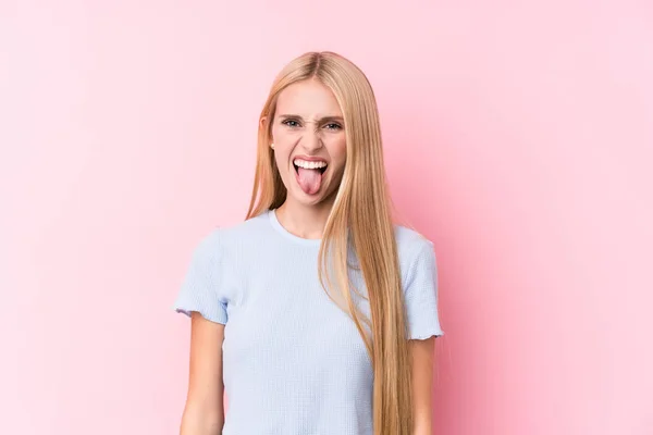 Mujer Rubia Joven Sobre Fondo Rosa Divertida Amigable Sobresaliendo Lengua — Foto de Stock