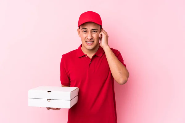 Ung Pizza Leverans Latin Man Isolerad Täcker Öronen Med Händerna — Stockfoto