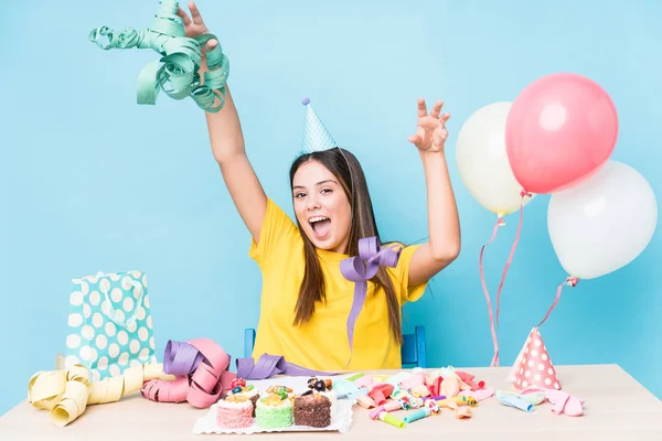 Jovem Mulher Caucasiana Preparando Uma Festa Aniversário — Fotografia de Stock