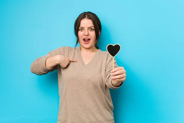 Junge Size Kurvige Frau Mit Einer Herzform Überrascht Zeigt Auf — Stockfoto